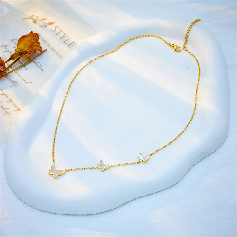 Collier pendentif papillon tendance et résistant à la lumière