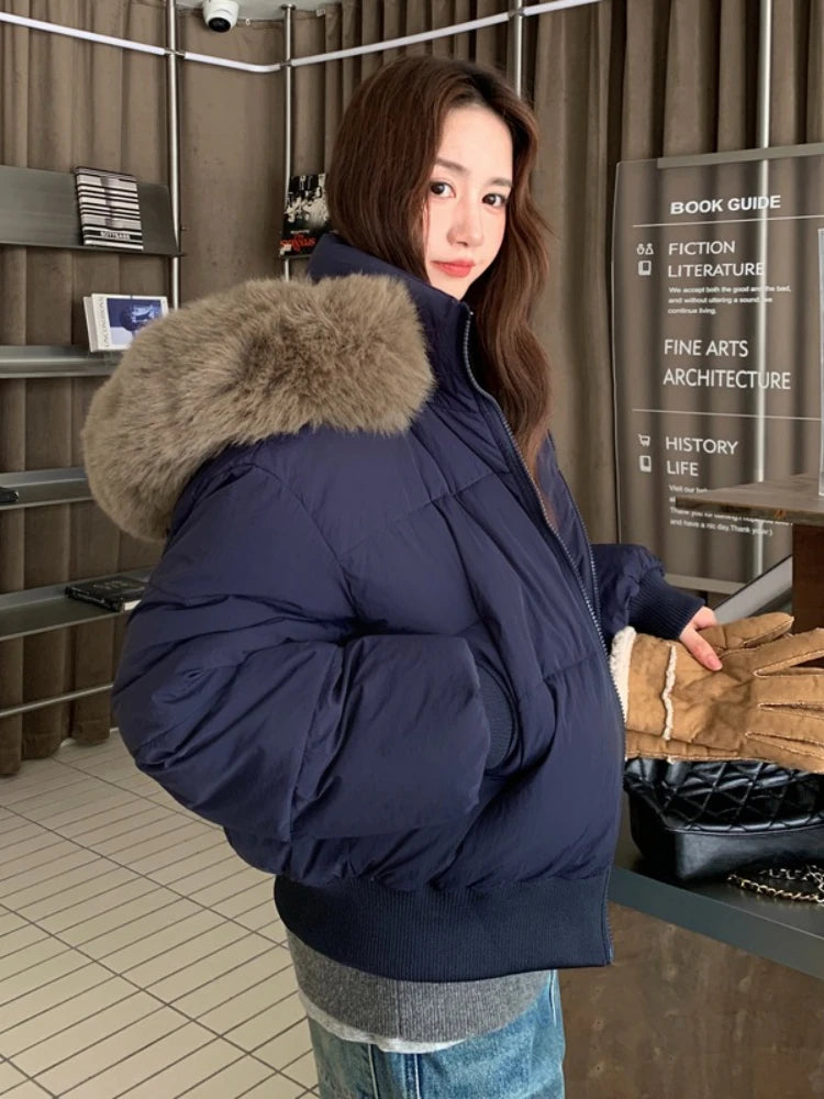 Doudoune Courte Femme Hiver 2025 à Capuche Fourrée