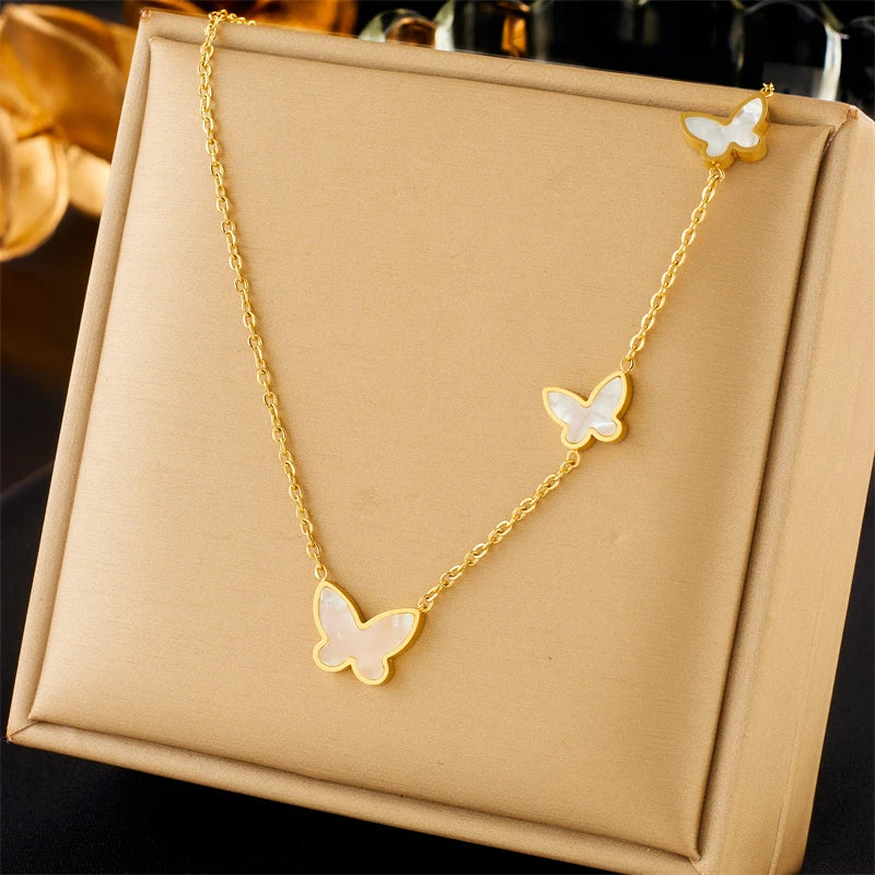 Collier pendentif papillon tendance et résistant à la lumière