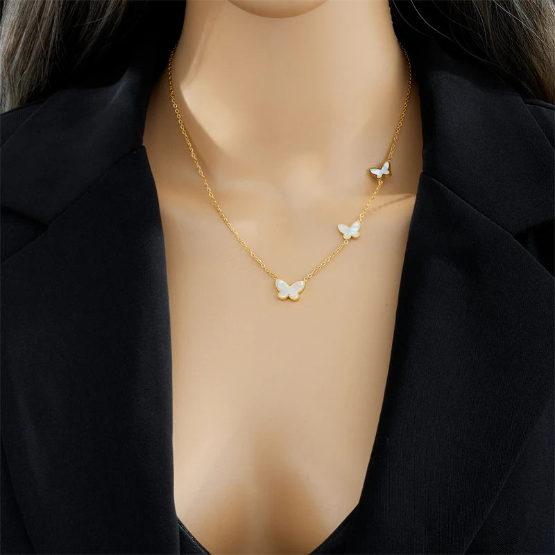 Collier pendentif papillon tendance et résistant à la lumière