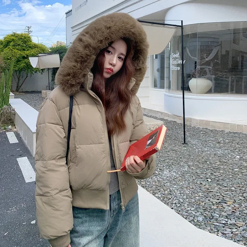 Doudoune Courte Femme Hiver 2025 à Capuche Fourrée