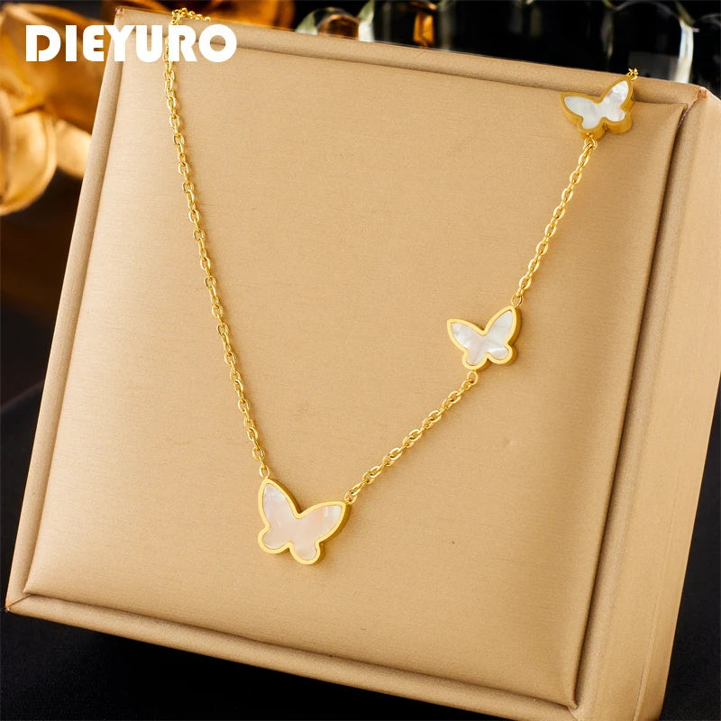 Collier pendentif papillon tendance et résistant à la lumière