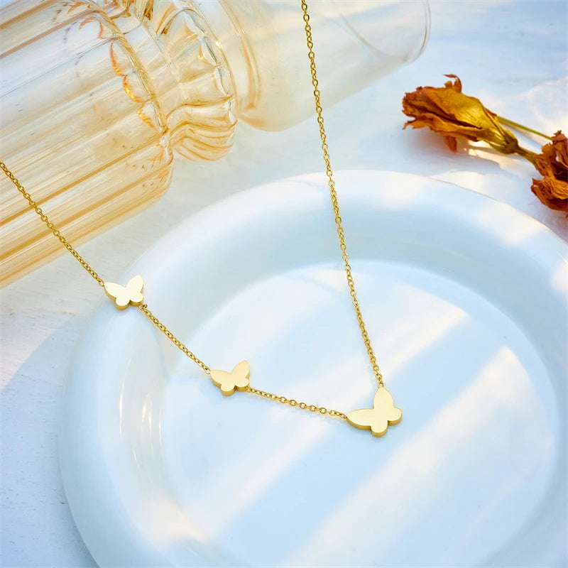Collier pendentif papillon tendance et résistant à la lumière