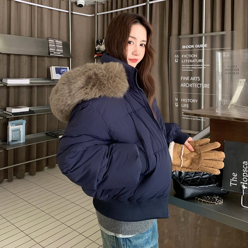 Doudoune Courte Femme Hiver 2025 à Capuche Fourrée