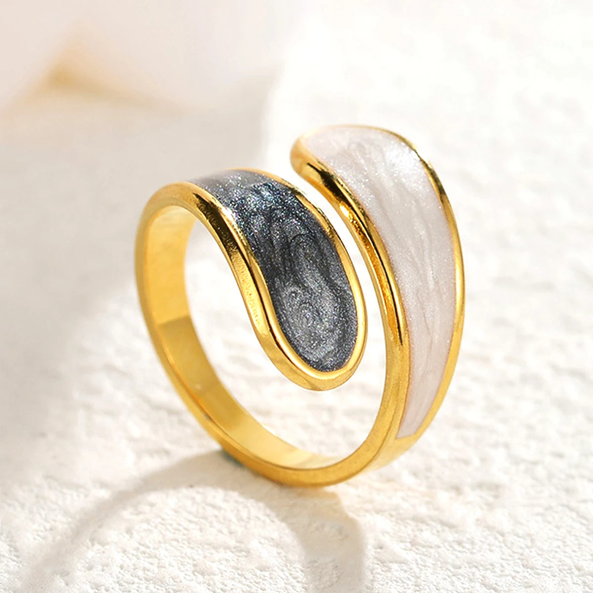 Black and White Ring Open for Women